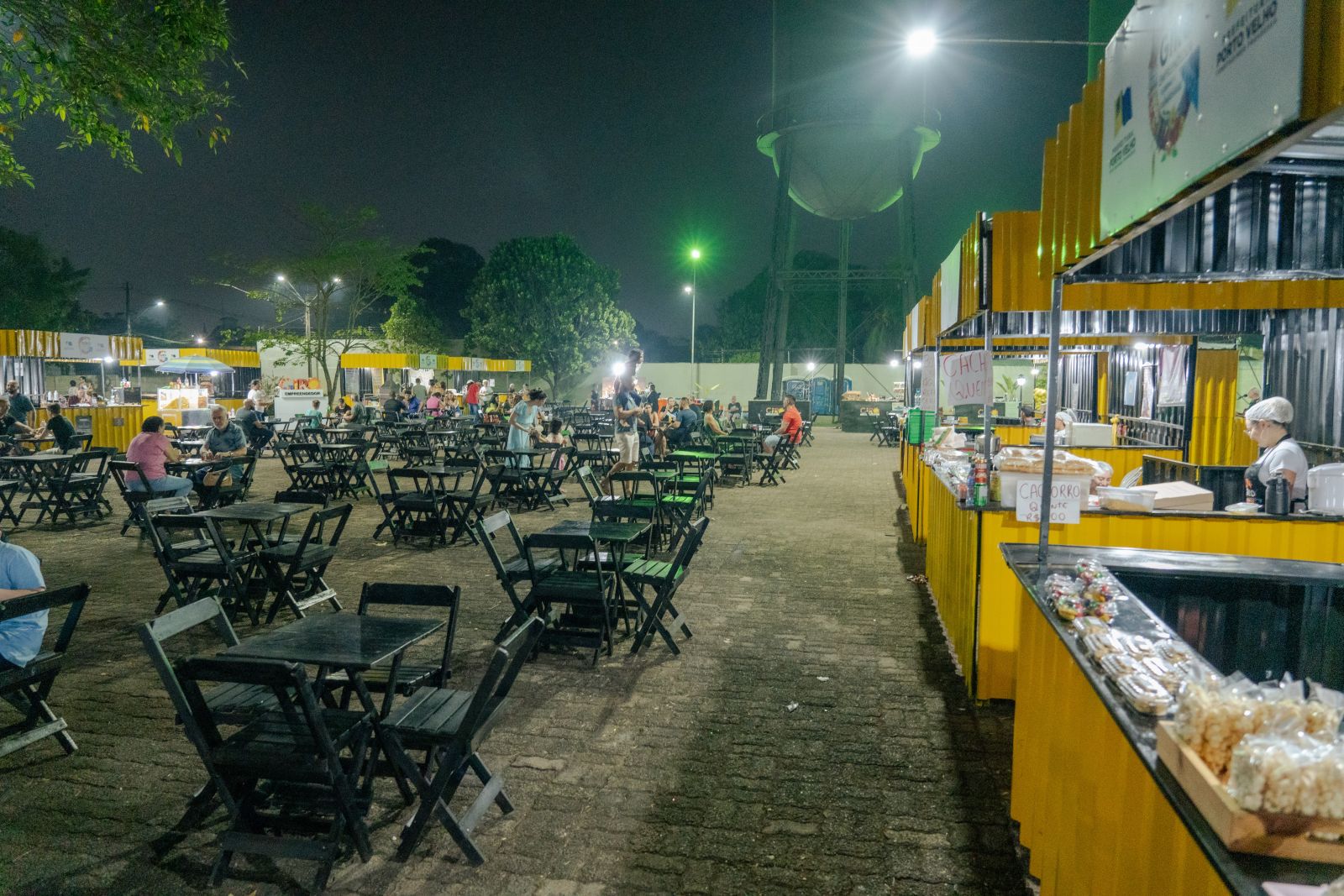 A Praça das Três Caixas d'Água é ponto fixo da feira nos finais de semana