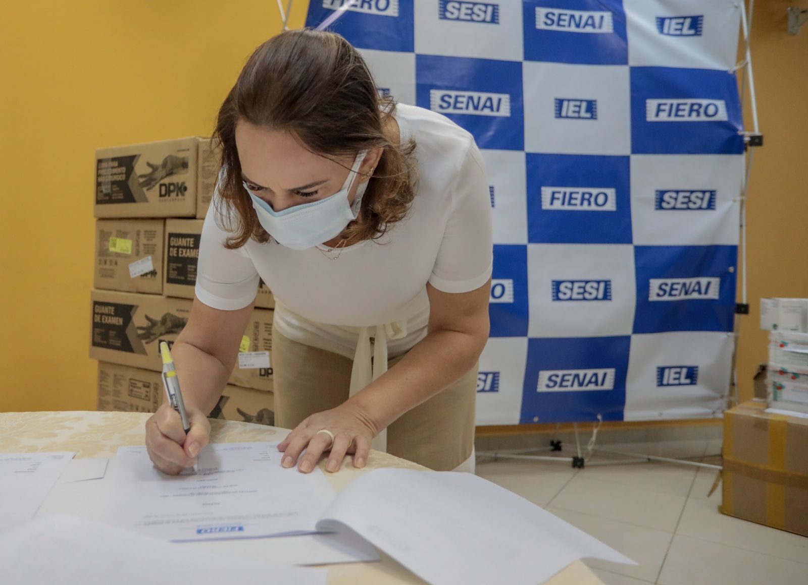 Eliana Pasini, titular da Semusa, assinou recebimento da doação