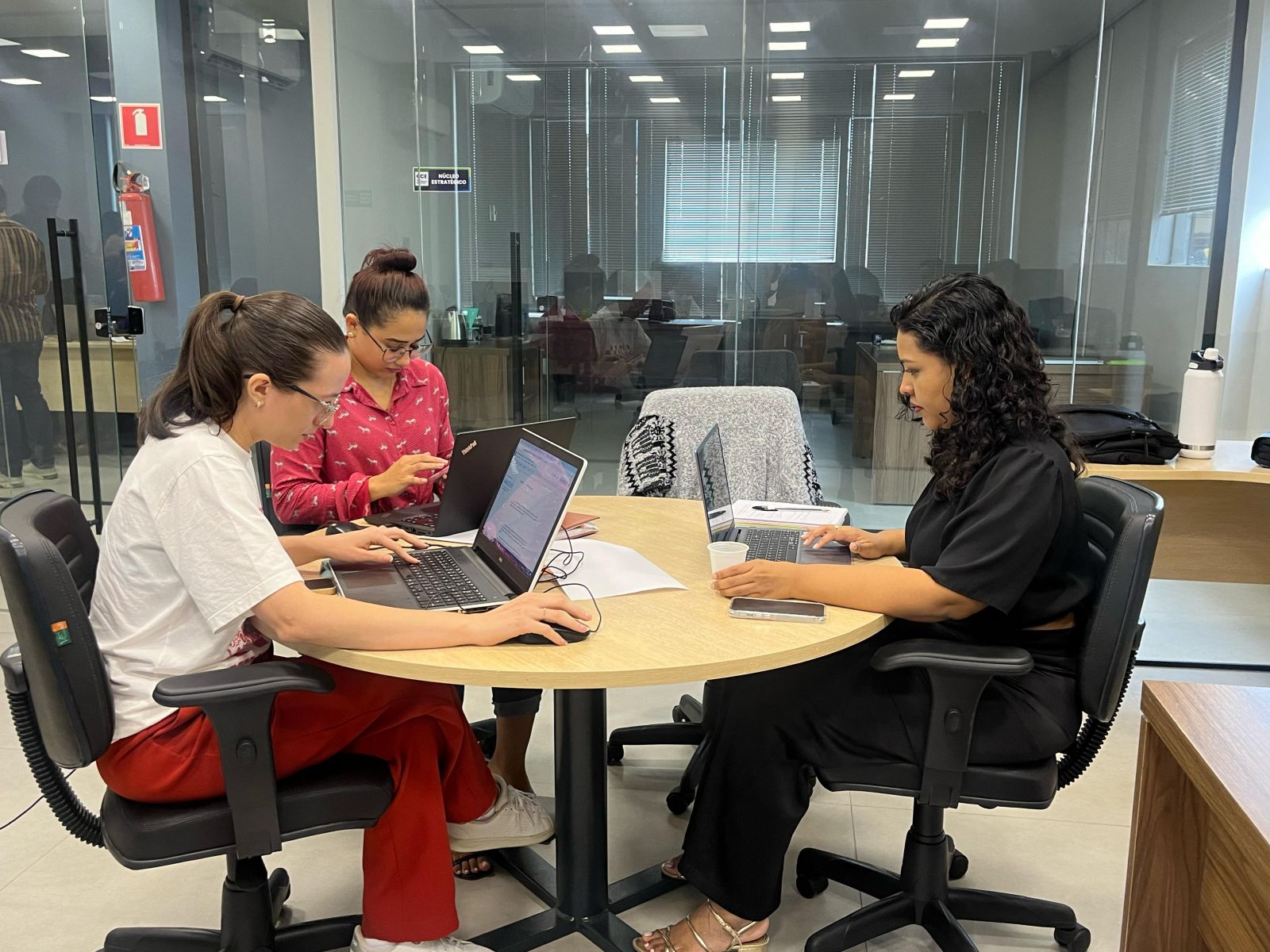 Equipe técnica da Semec atuaram na Sala de Situação da Defesa Civil durante cheia do Madeira 
