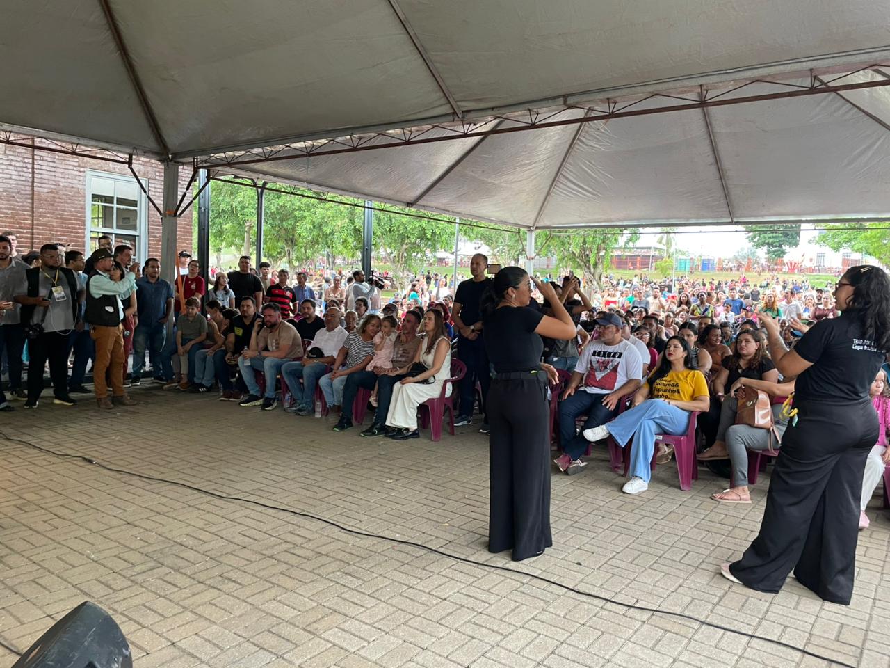 Durante as apresentações, os intérpretes se revezaram, realizando a interpretação em Libras