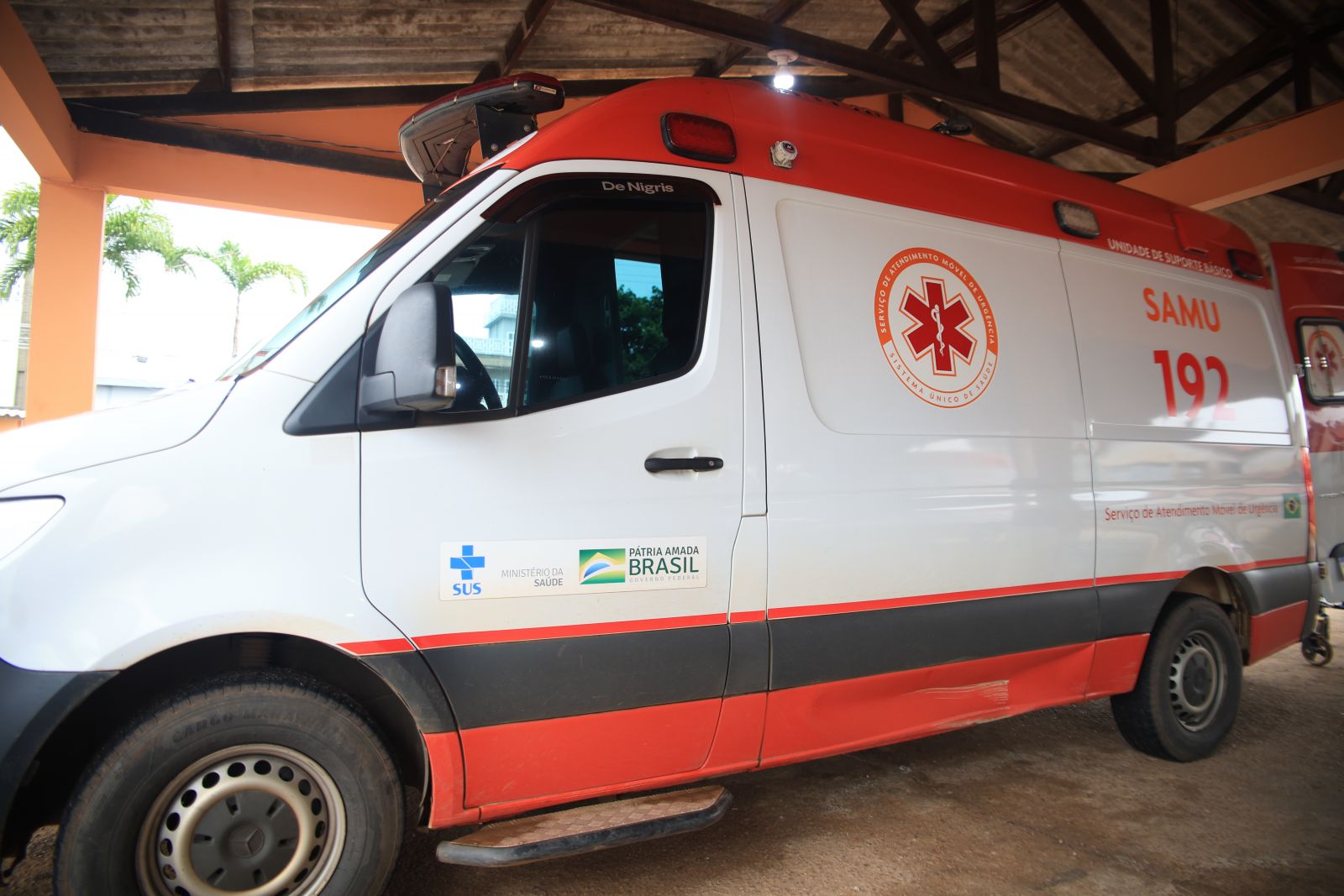 Em caso de incidente elétrico, a orientação é desligar imediatamente o disjuntor no painel de energia para interromper a corrente elétrica e acionar o Samu