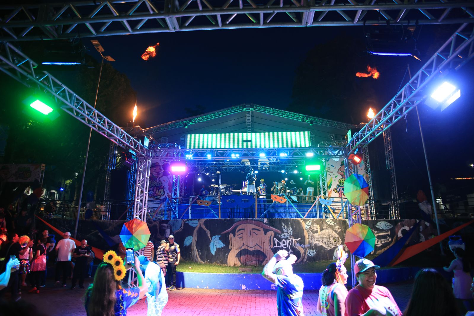 Teve a apresentação da corte do Rei Momo, musas da Banda do Vai Quem Quer e shows de grupos locais