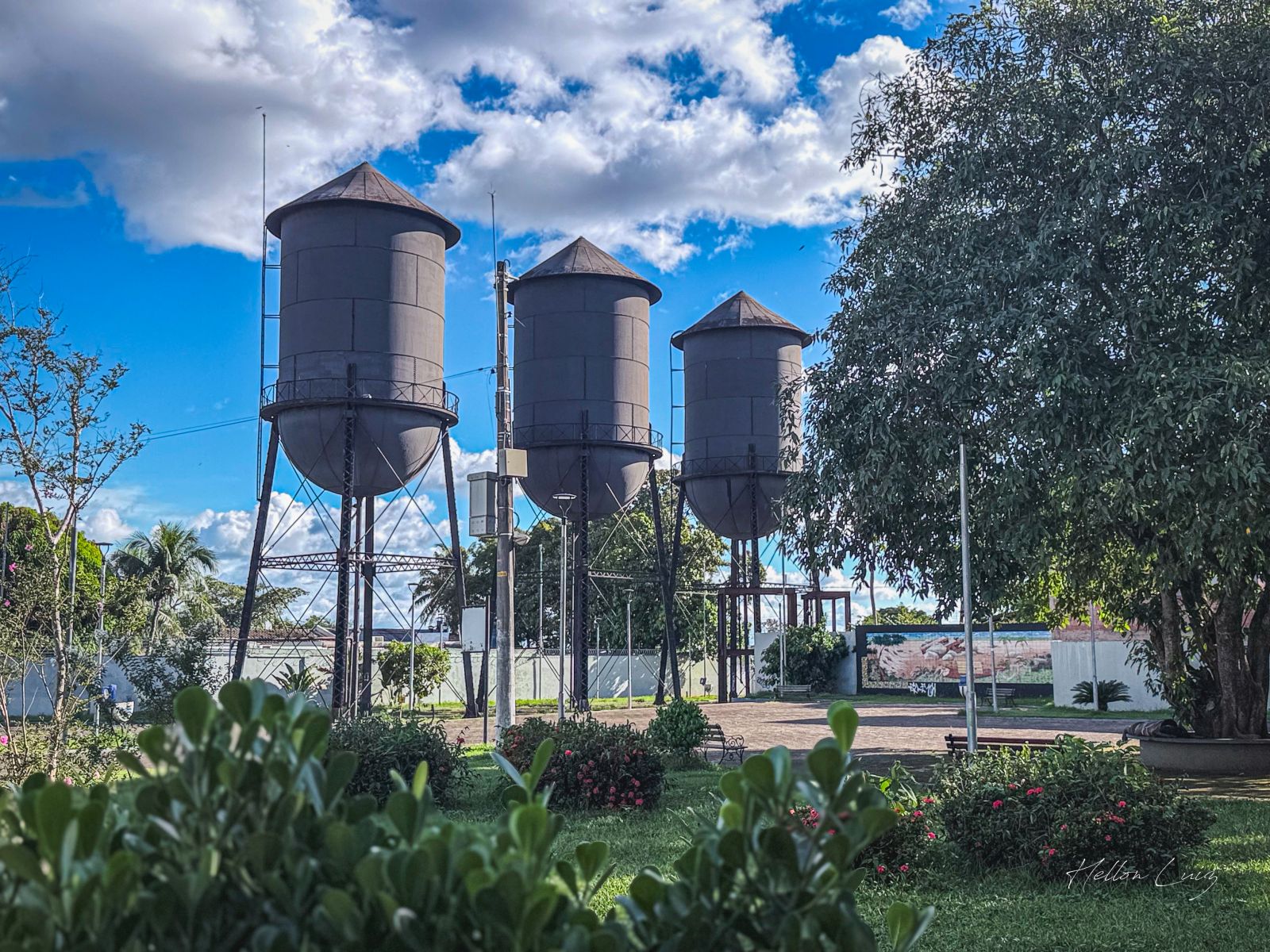 Praça faz parte do dia a dia de quem passa no local