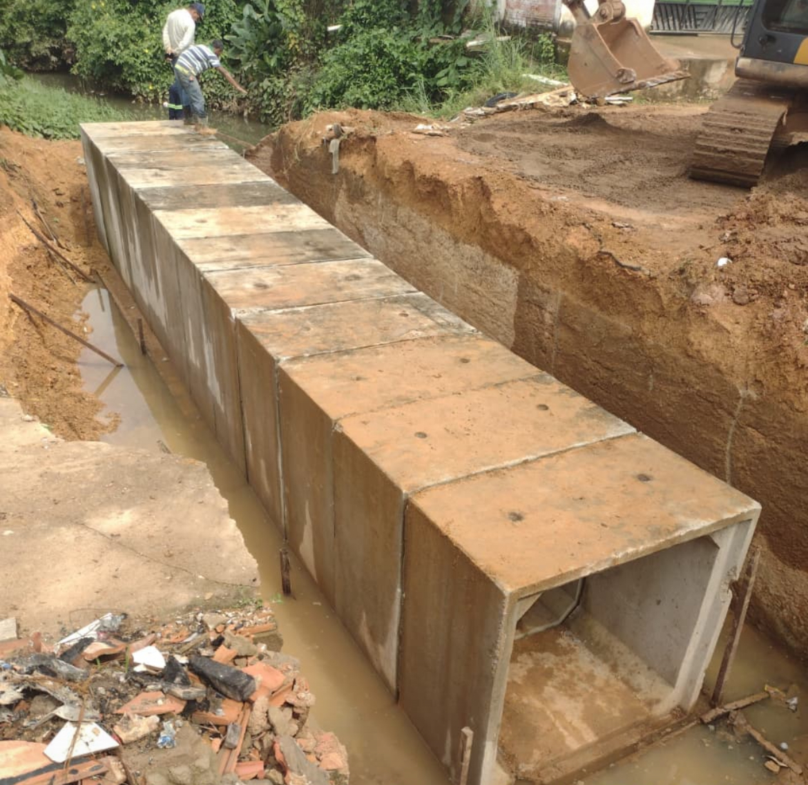 Com a obra, essas estruturas estão sendo substituídas por tubulações com diâmetro de um metro, além de receberem inclinação adequada