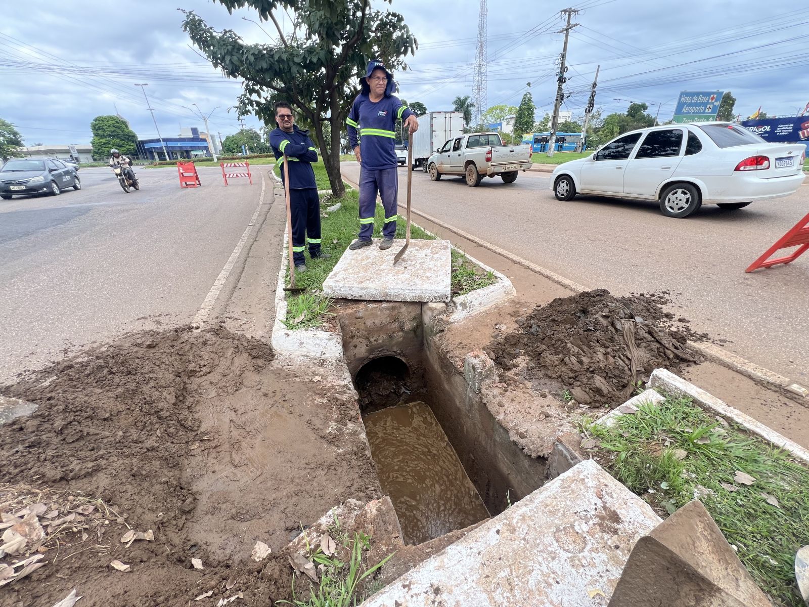 Equipes trabalham em mais quatro pontos da via 