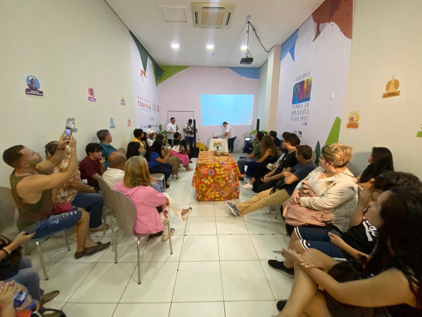 Uma grande roda de conversa se formou, debatendo sobre vários pratos 