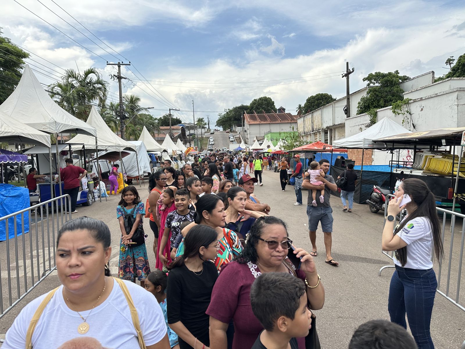 Bolo foi servido gratuitamente à população e reuniu cerca de 30 mil pessoas