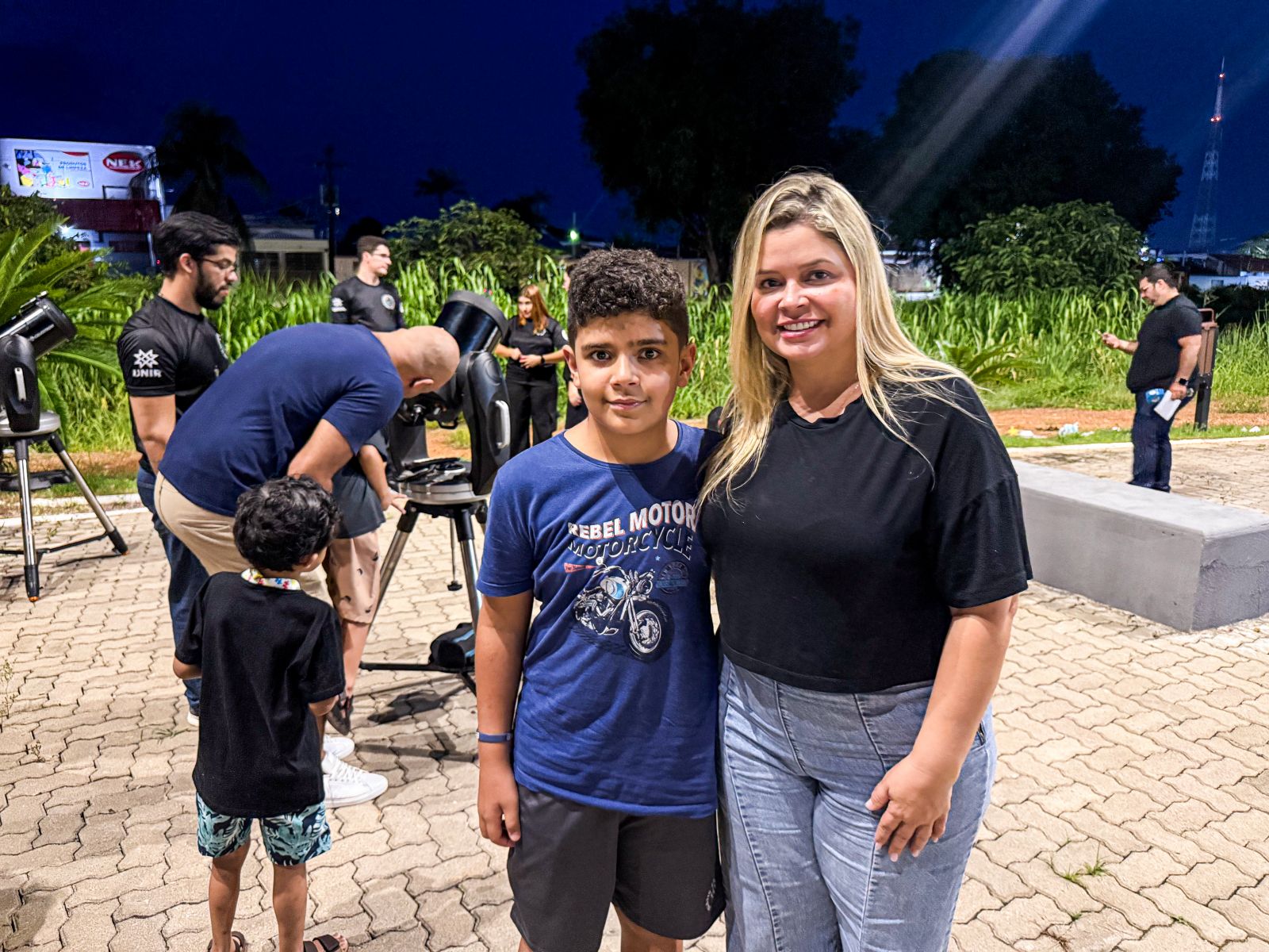 A empresária Luamar Barbosa soube do evento pela internet e decidiu levar o filho Leonardo, de 11 anos, fã de espaço e aviação