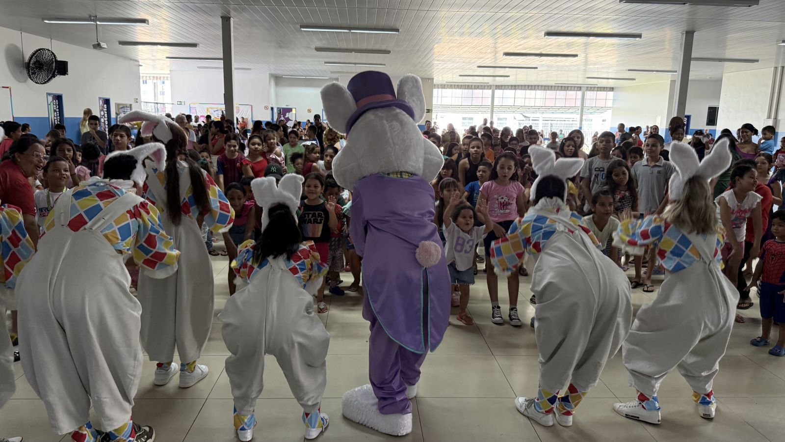 Os chocolates distribuídos durante a ação foram arrecadados por meio do evento beneficente “Tecogame”