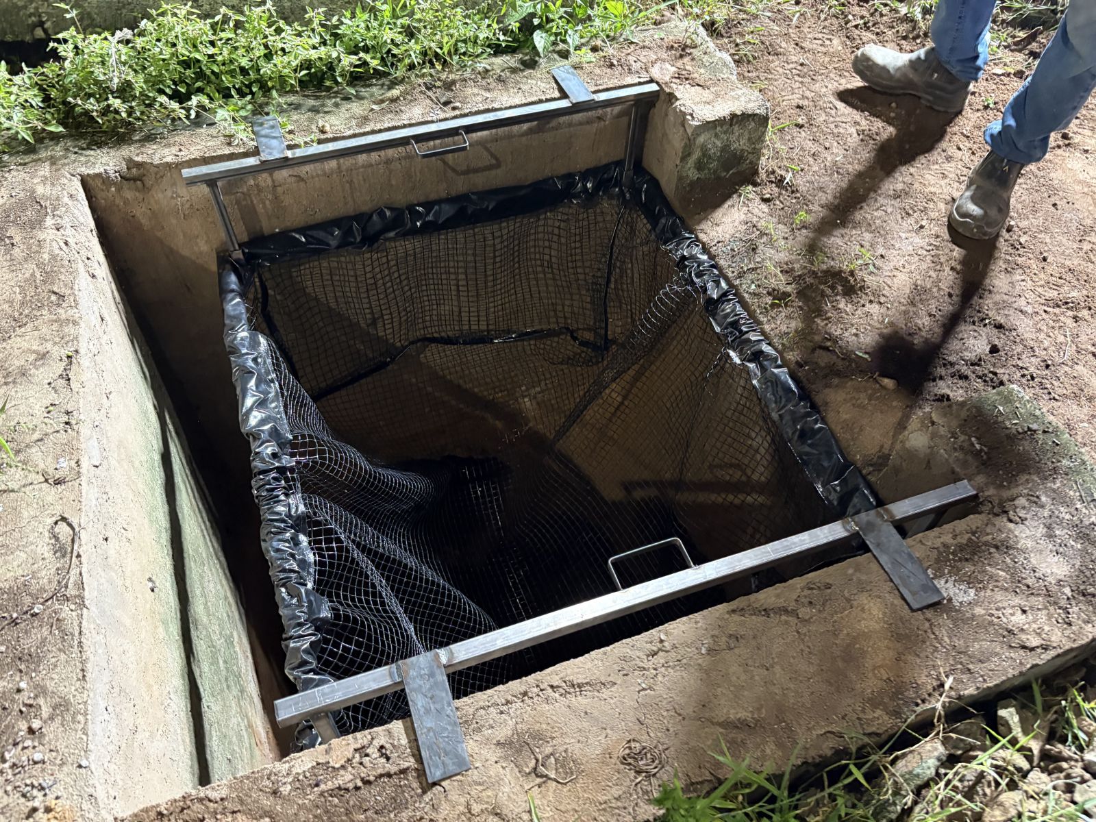 Ecobueiro demonstra eficiência ao manter a vazão da água mesmo sob grande volume de resíduos.