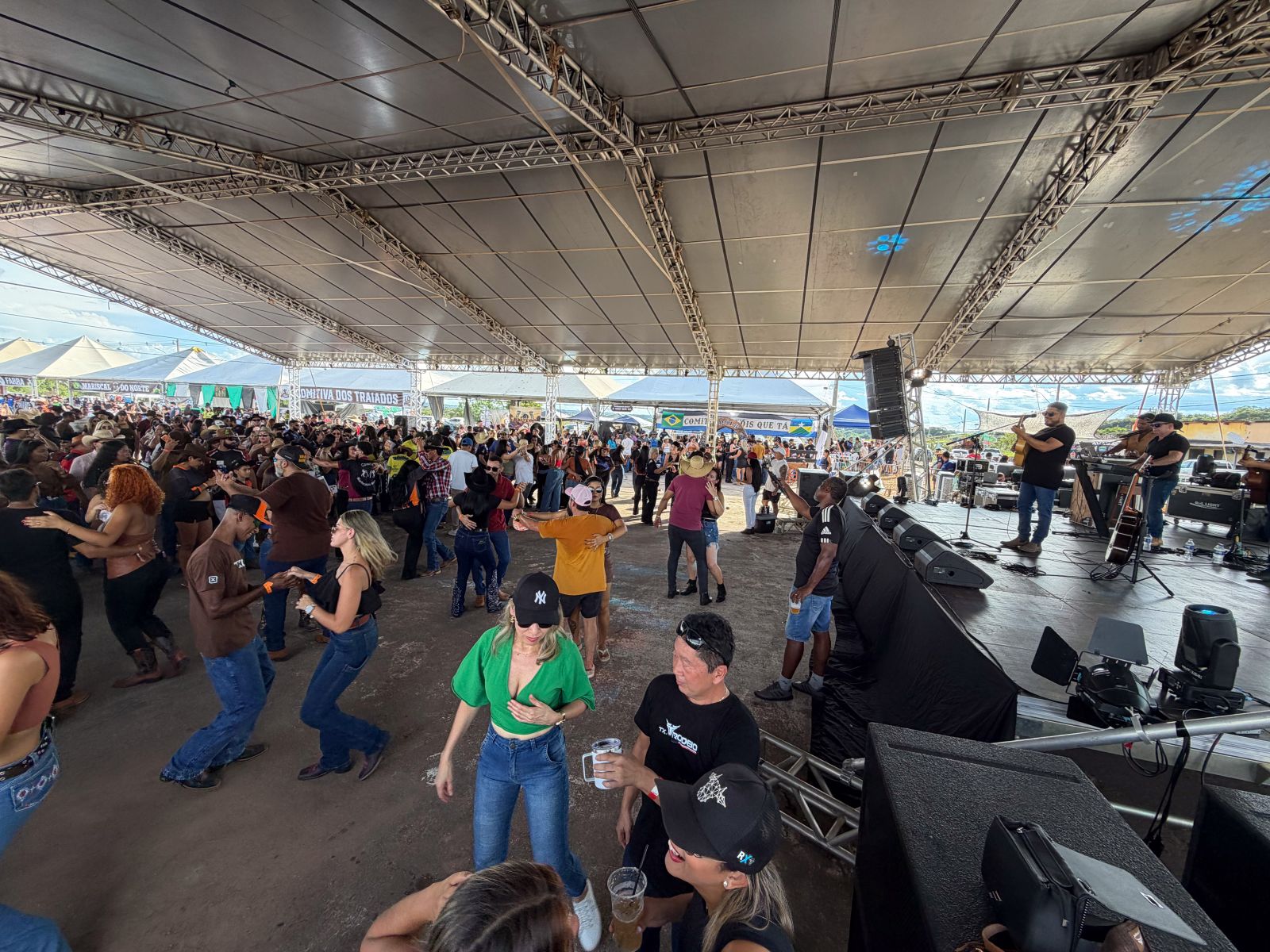 programação incluiu apresentações musicais e presença de comitivas