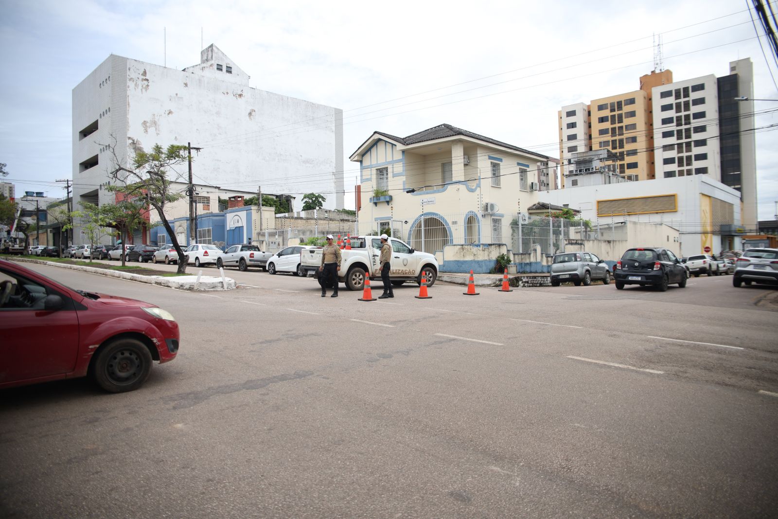 Equipes da Semtran atuam com interdição controlada das vias