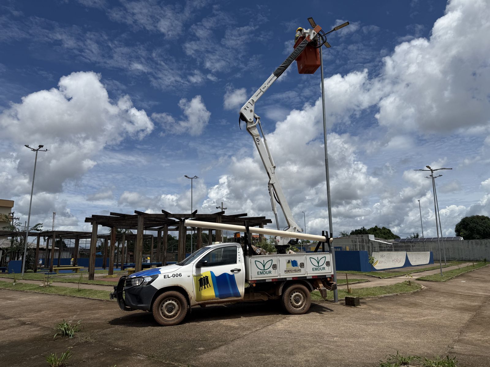 Patrulha da Manutenção atua todos os dias para manter as praças organizadas