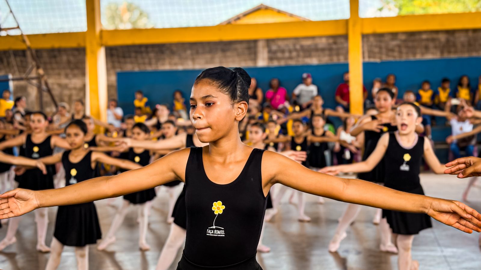 Projeto conta com 100 alunos e faz a diferença na vida da bailarina Laura Paiva