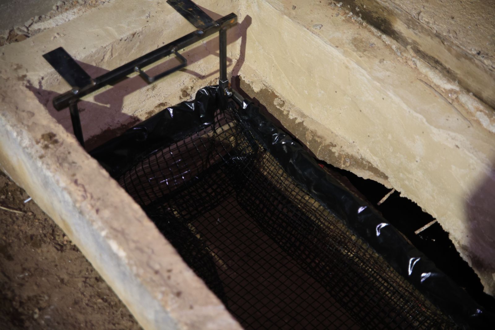 Ecobueiros funcionam como uma espécie de cesto coletor instalado dentro da boca de lobo