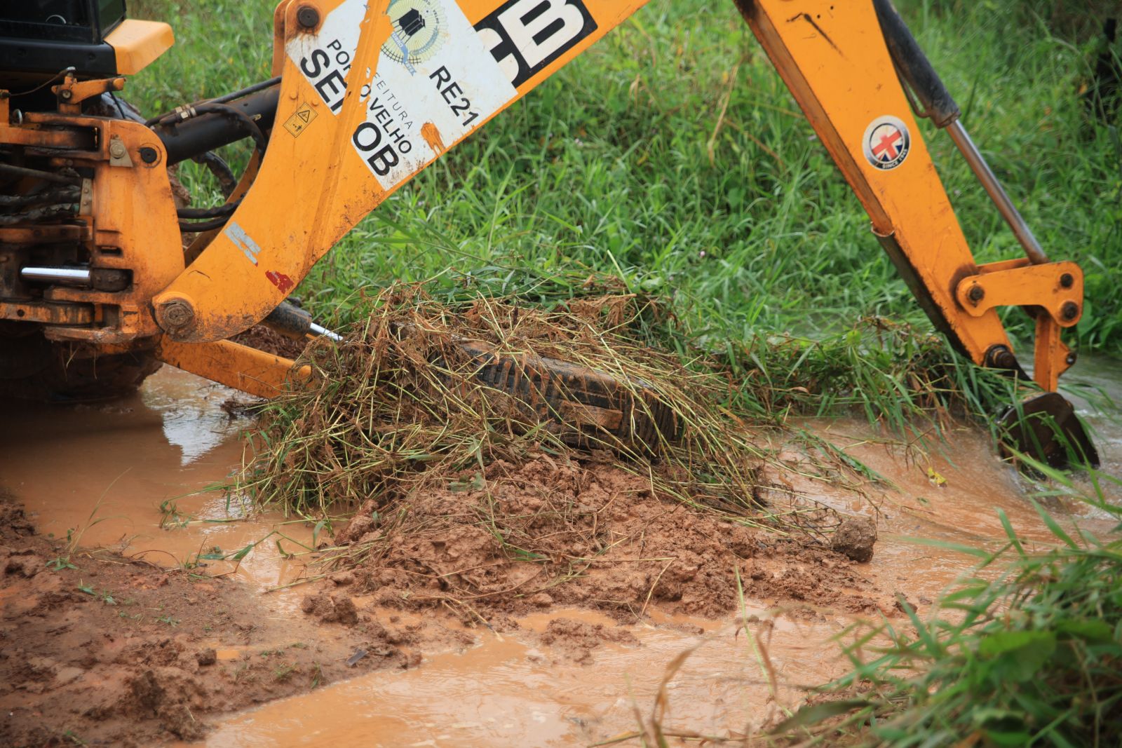 Foram retirados objetos que bloqueavam a passagem da água