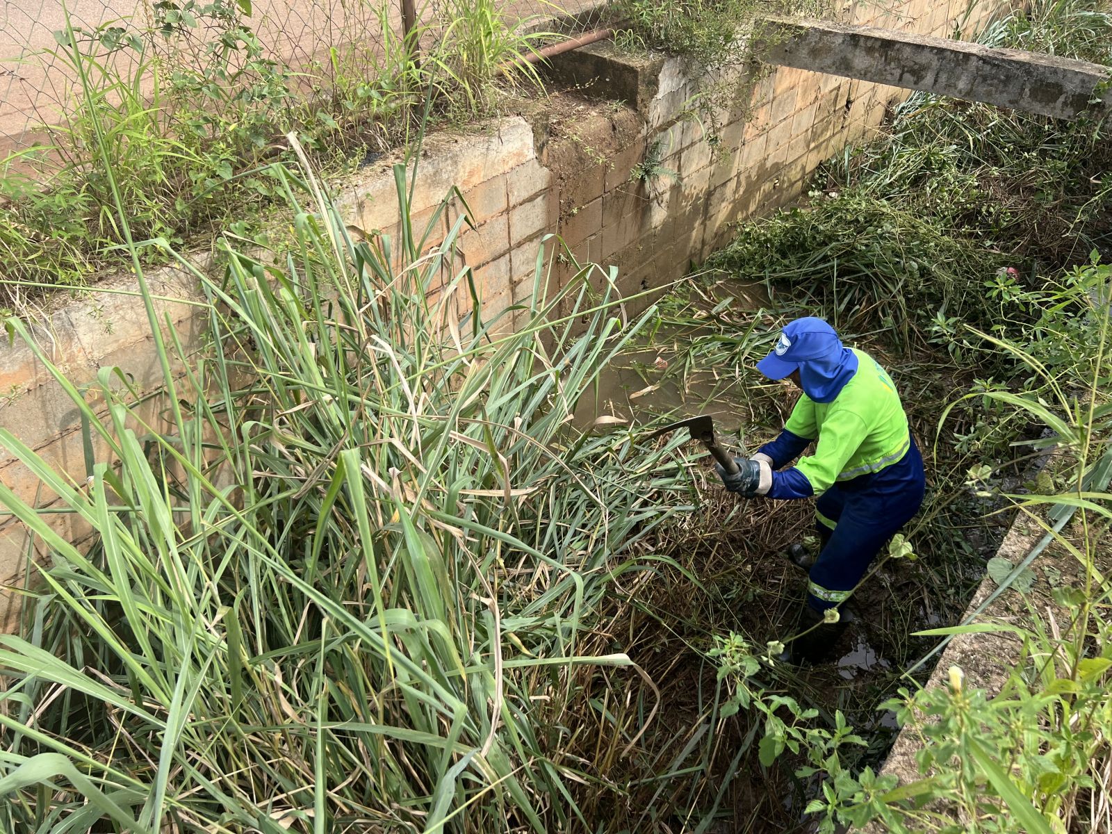 Um dos pontos priorit&aacute;rios da a&ccedil;&atilde;o &eacute; a limpeza do canal localizado na entrada do Residencial Morar Melhor
