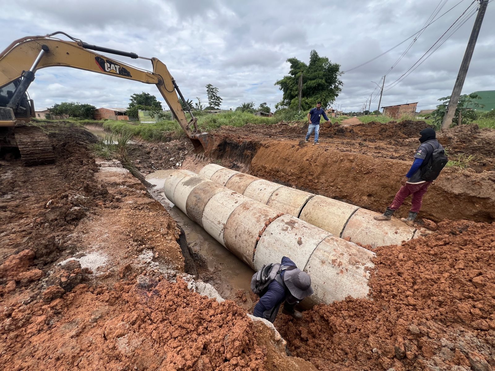 Ação contempla instalação de manilhas de 1 metro e 20 centímetros de diâmetro