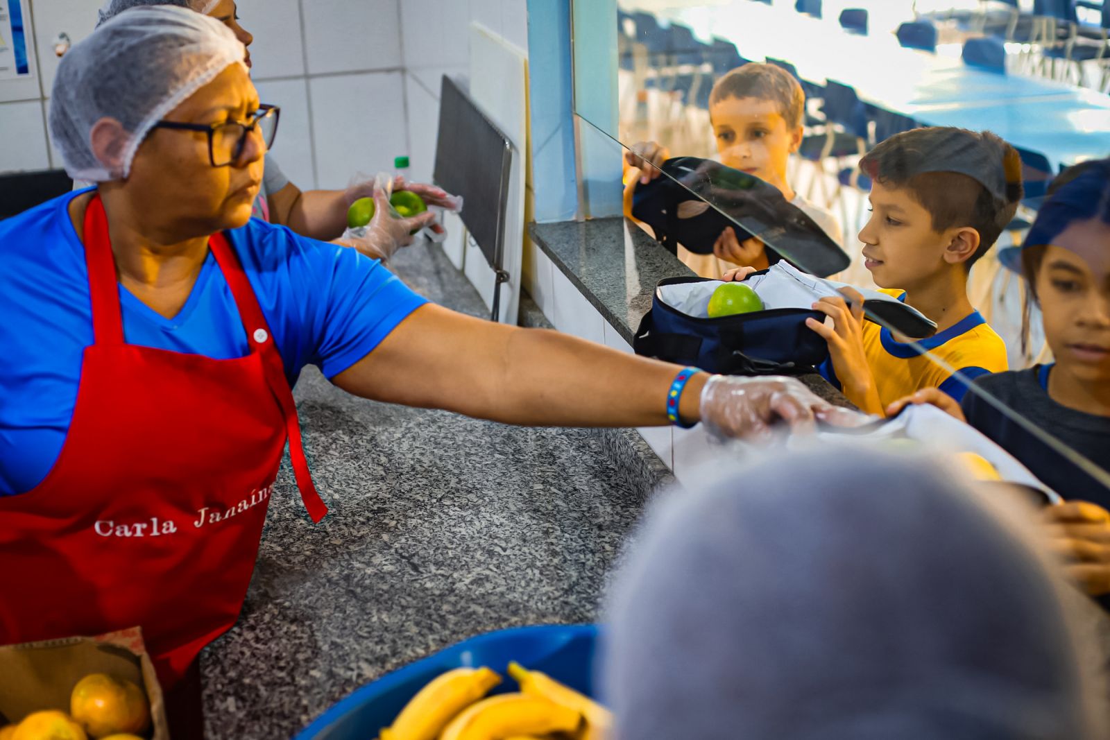 Lanche Extra é um programa de segurança nutricional que distribui frutas selecionadas para os estudantes consumirem em casa