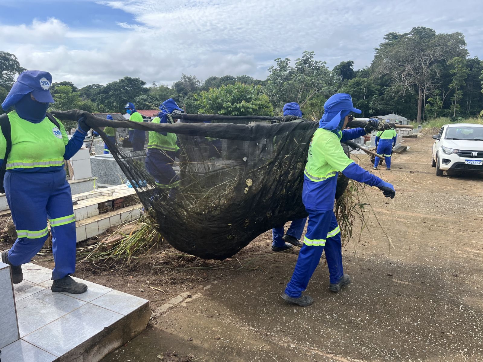Durante o mutirão, são executadas ações de roçagem, varrição, recolhimento de entulhos e manutenção básica