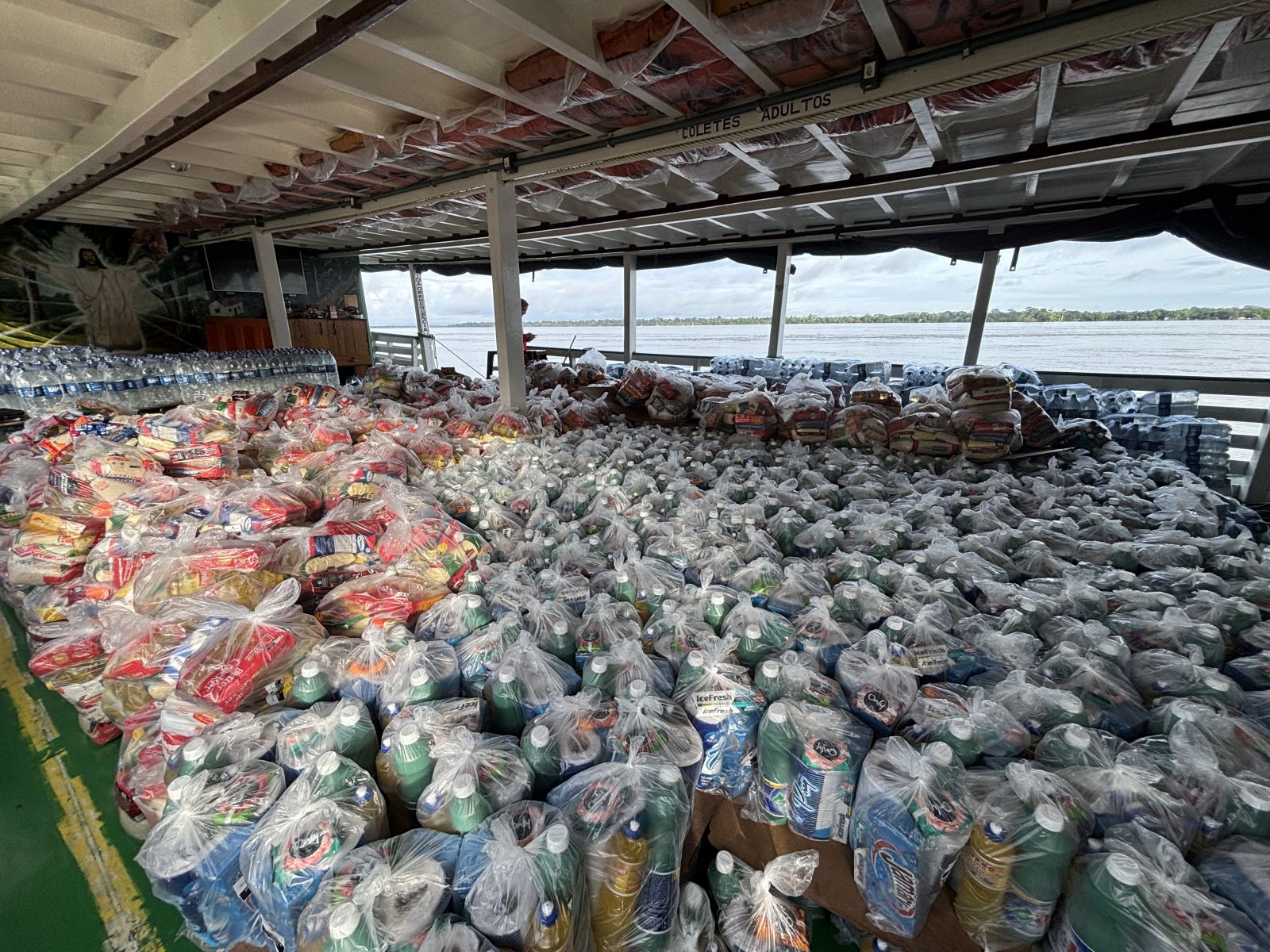 Operação SOS Ribeirinhos com entrega de alimentos, água mineral e hipoclorito de sódio às famílias afetadas pela cheia do rio Madeira