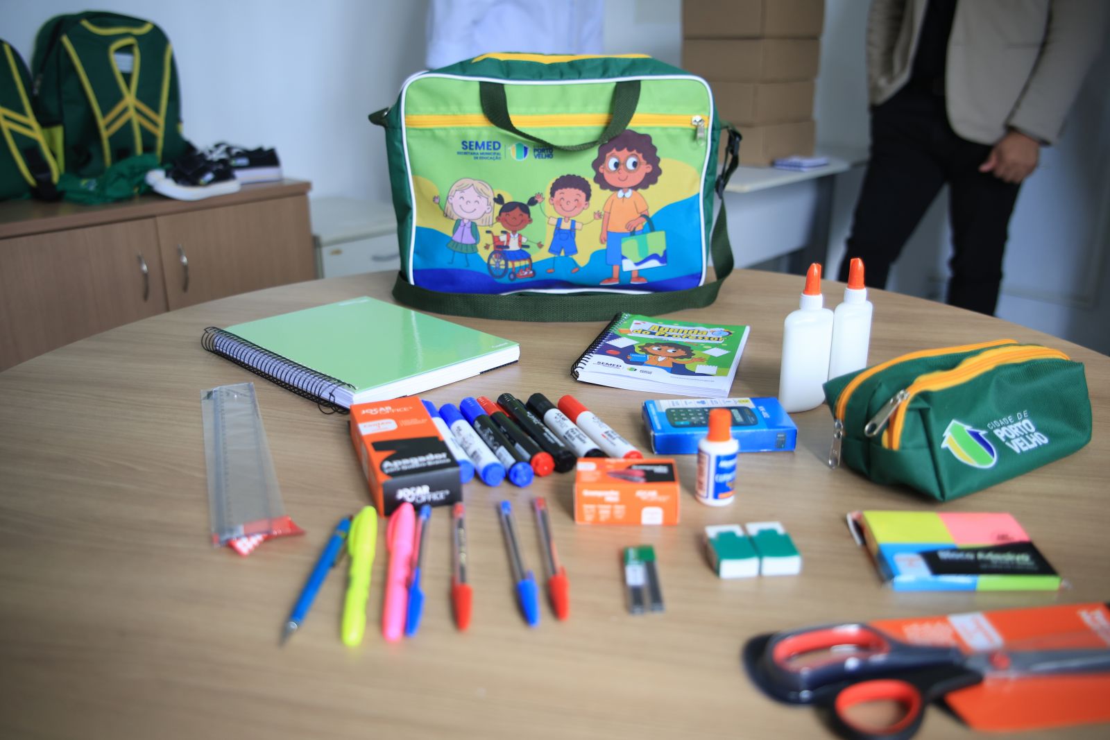 Estudantes da rede municipal receberão kit completo com material mais resistente e prático