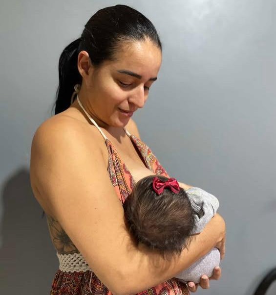 Jéssica Vitória, mãe da pequena Aurora, destaca a importância da amamentação
