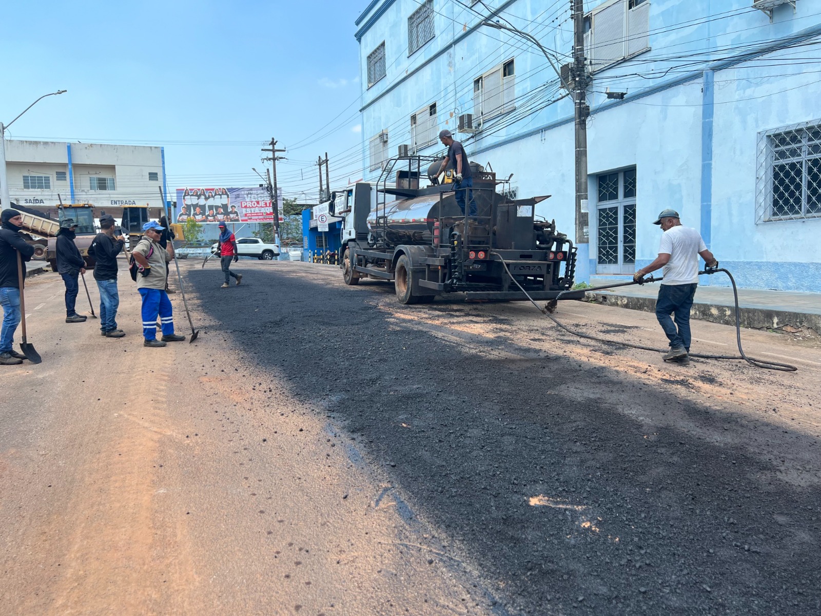 Equipe da Seinfra avança com a pavimentação asfáltica