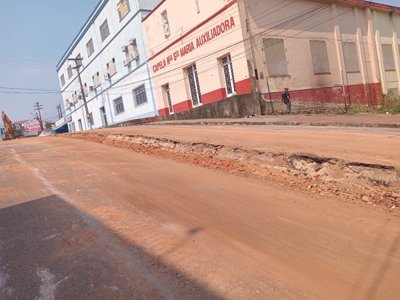 Em seguida, foi feito o encascalhamento do local