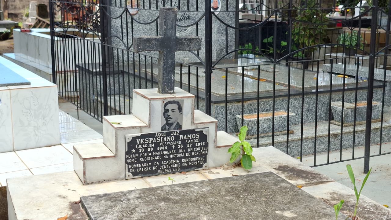 Personalidades importantes, como o escritor Vespasiano Ramos estão sepultados no local