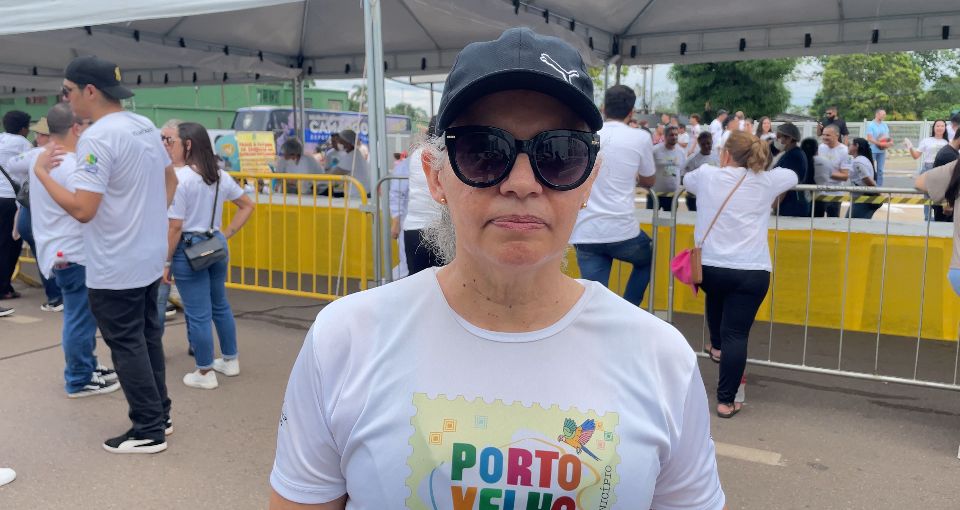 Isa Dias foi um voluntários que ajudaram a servir o bolo