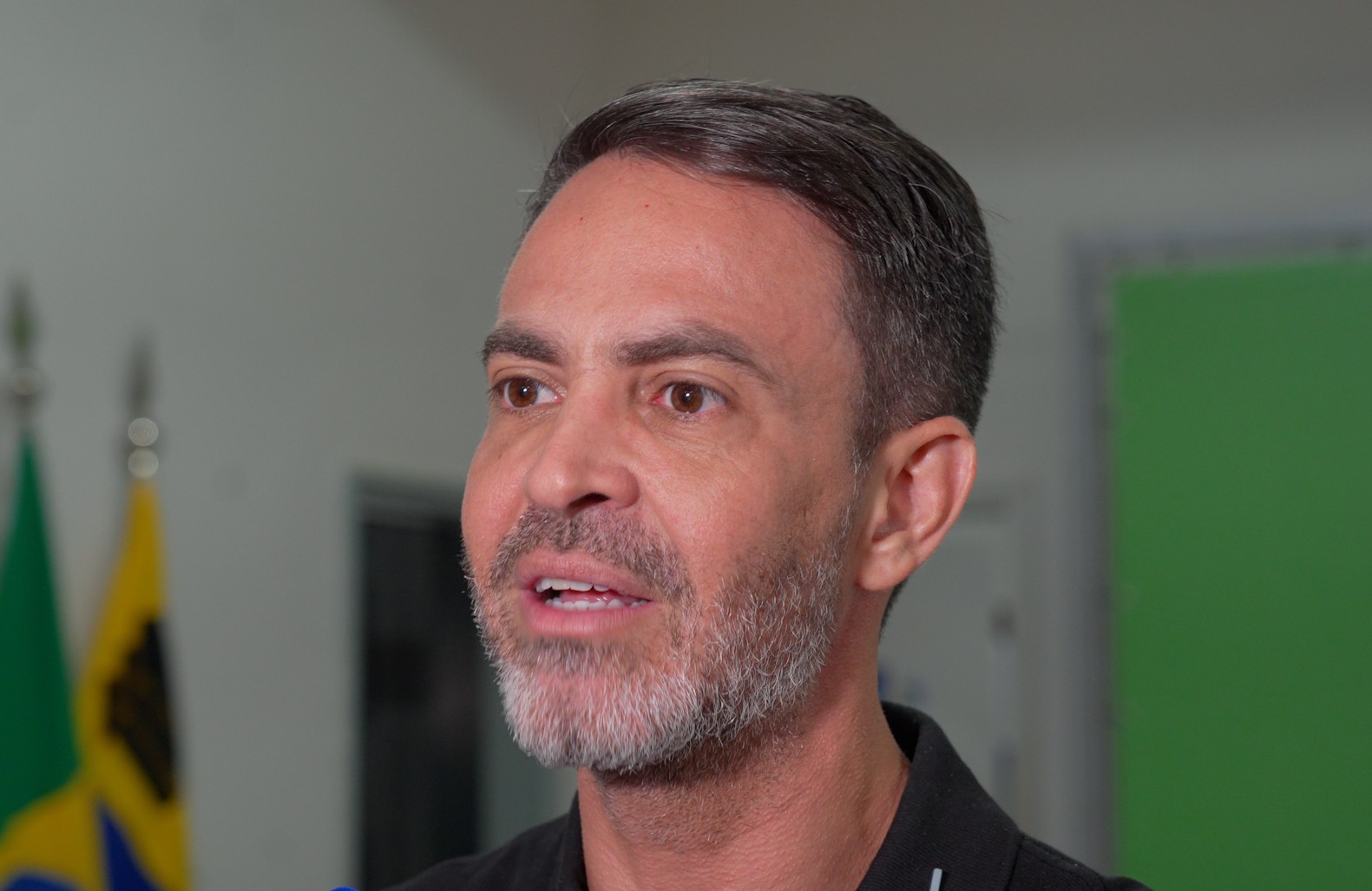 Esses kits serão destinados ao Baixo Madeira para complementar os materiais robustos que a prefeitura já entrega, disse Léo Moraes