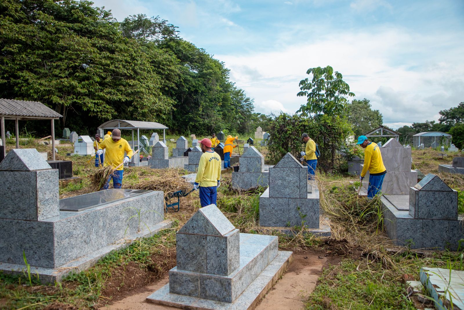 Mutirão de limpeza no cemitério Santo Antônio iniciou no último dia 08