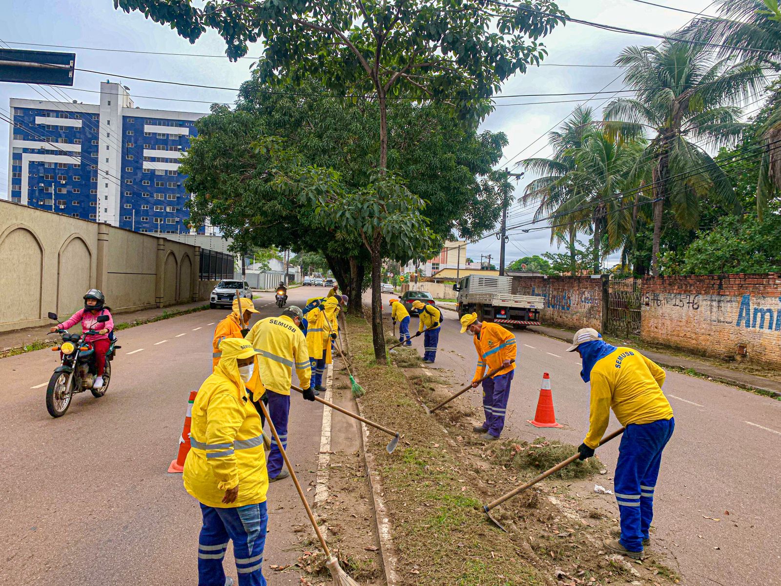Equipe empenhada para que as ruas e vias da capital estejam sempre limpas