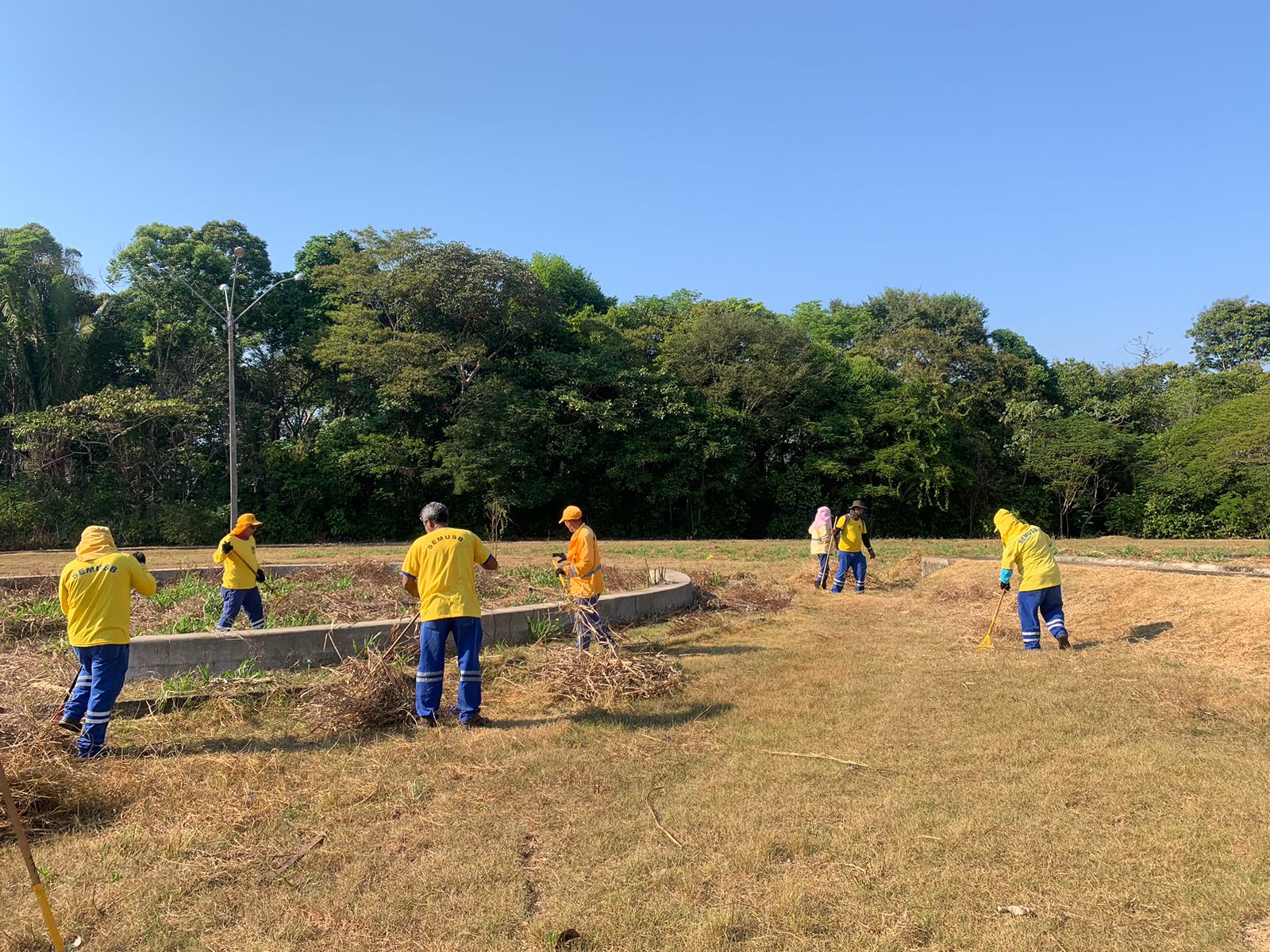 Limpeza é constante nos espaços públicos, além de ruas e avenidas da cidade