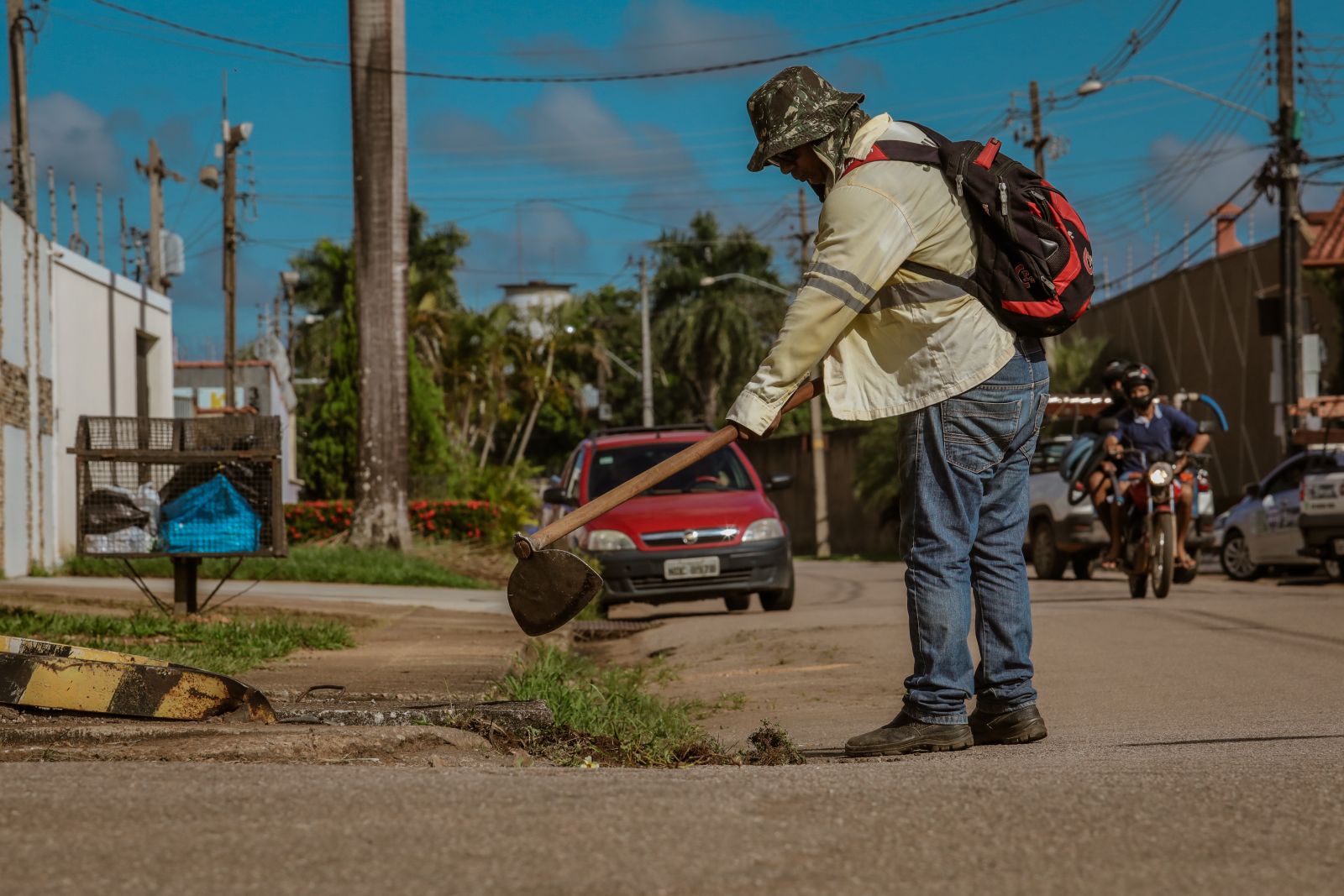 Profissionais estão em várias vias da cidade fazendo a limpeza