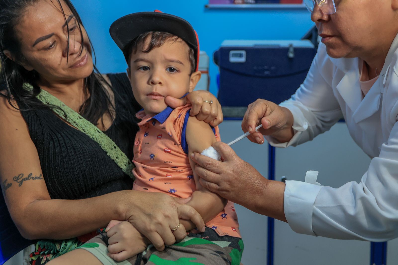 Maria Cleonice aproveitou para atualizar a caderneta de vacinação do pequeno Gelson Gabriel