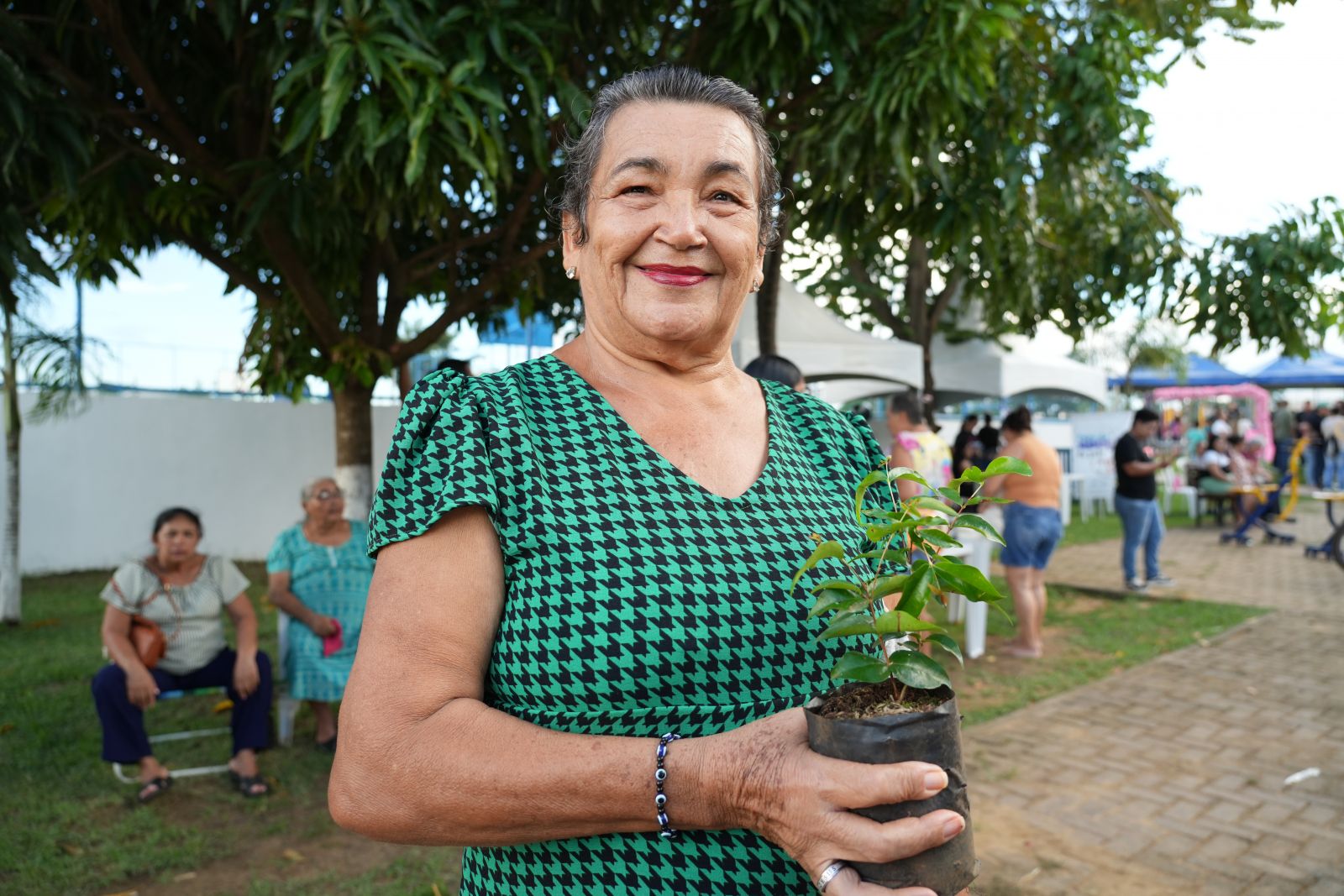 Maria de Lurdes participou da festa em homenagem ao Dia das Mães ao lado da família e celebrou o orgulho de ser mãe