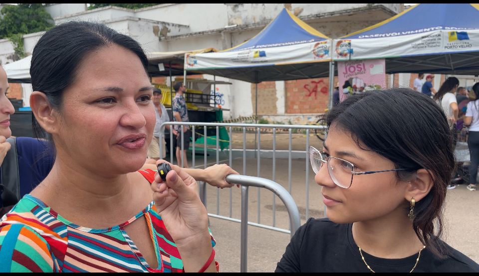 Mariana Vitória, de 11 anos, que chegou ao local com a mãe, Lídia Costa, também festejou