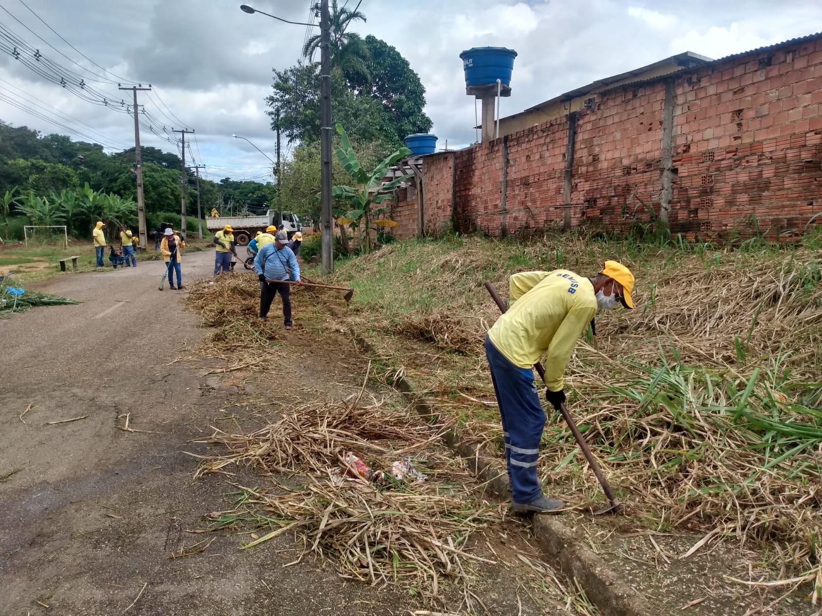 Mutirões de limpeza urbana ocorrem em diferentes pontos do município 