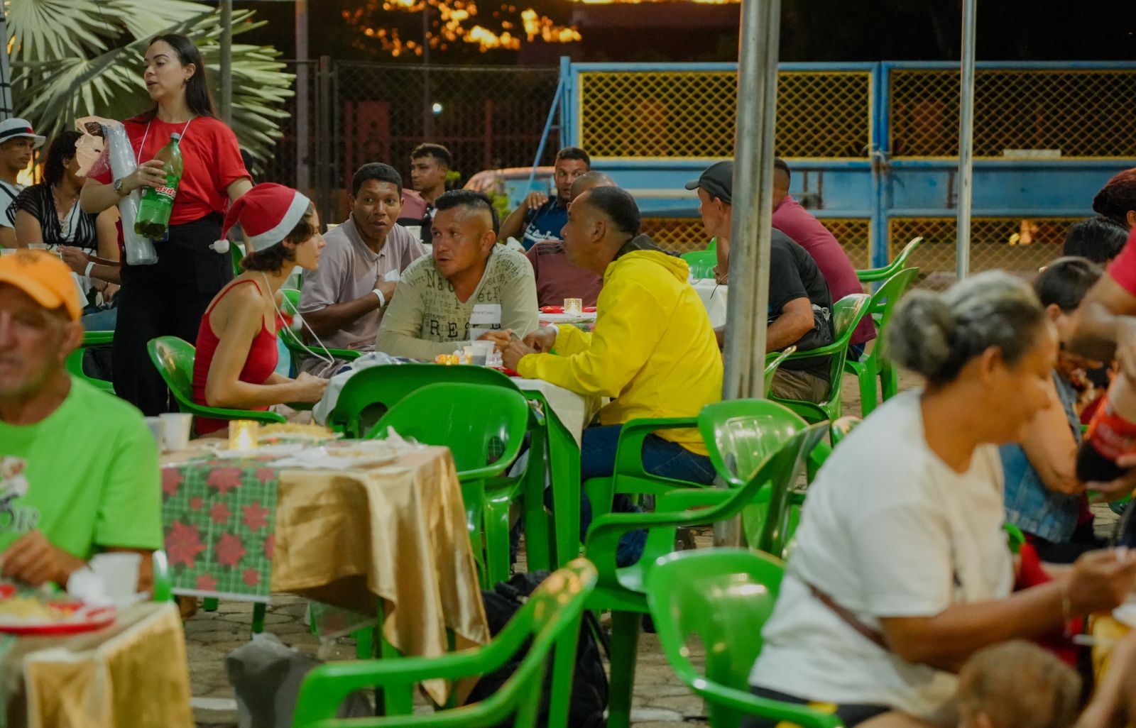Uma ceia natalina foi servida aos presentes