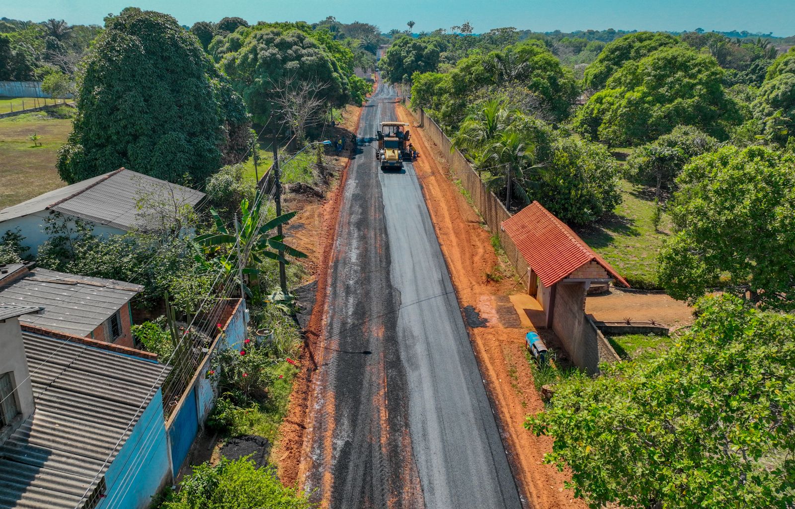 Obra já passou pelas etapas de limpeza, drenagem e segue com preparação de base para receber pavimento