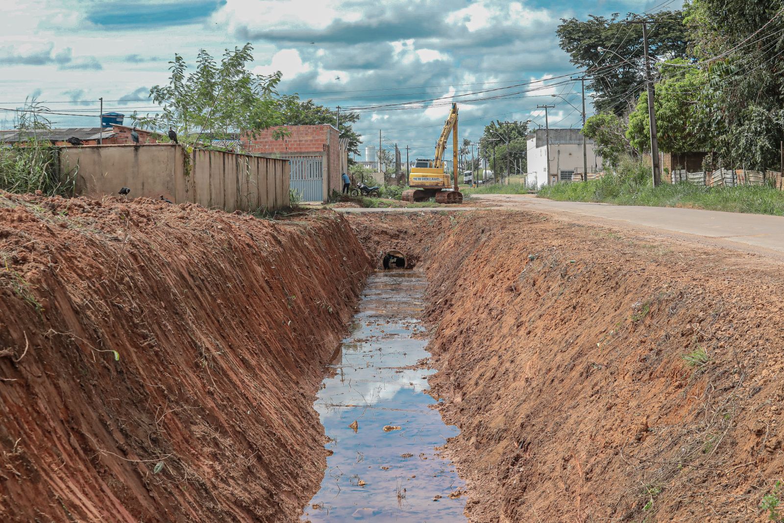 Limpeza de canal no bairro Eldorado