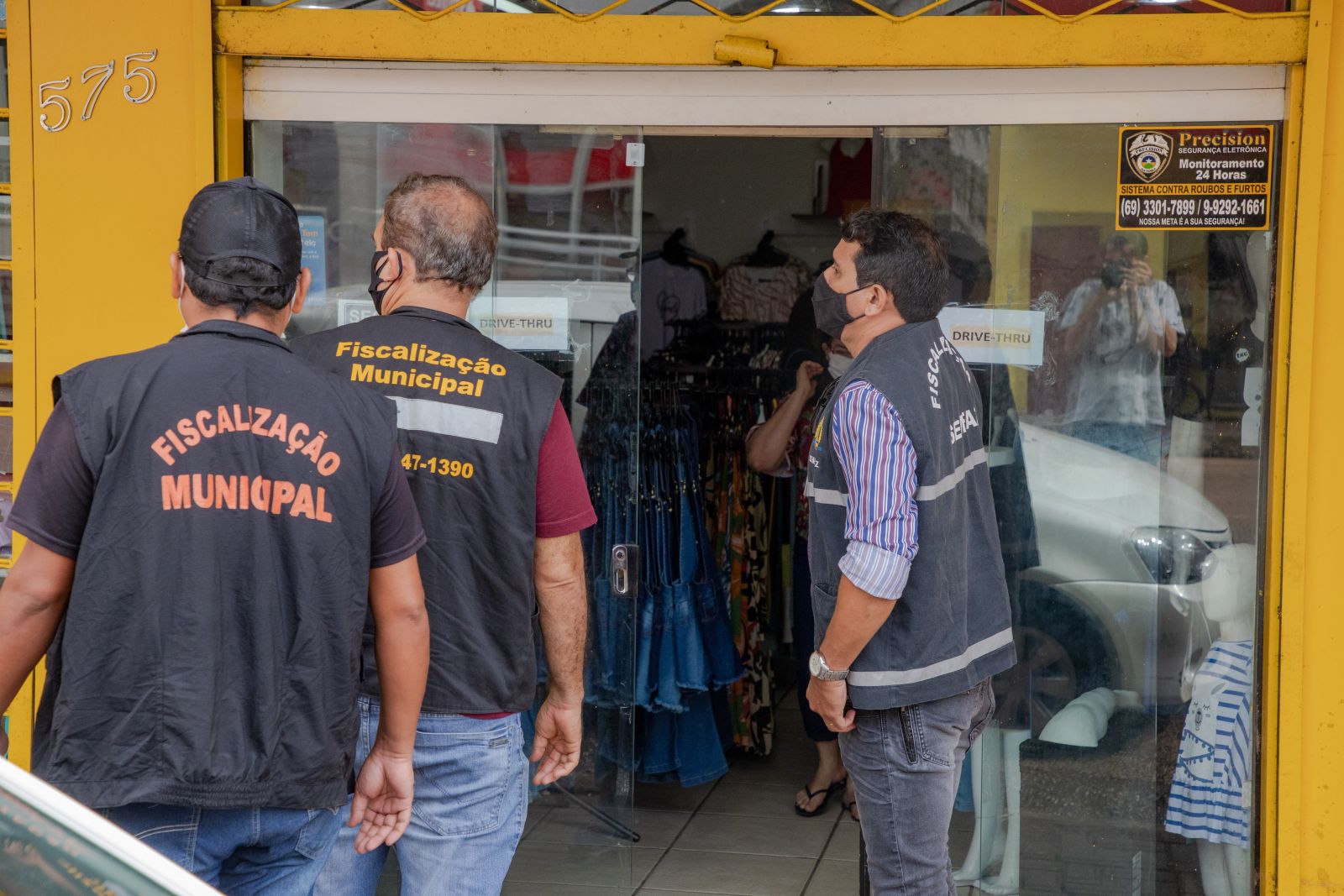Fiscais estiveram nos comércios avaliando o cumprimento do decreto estadual
