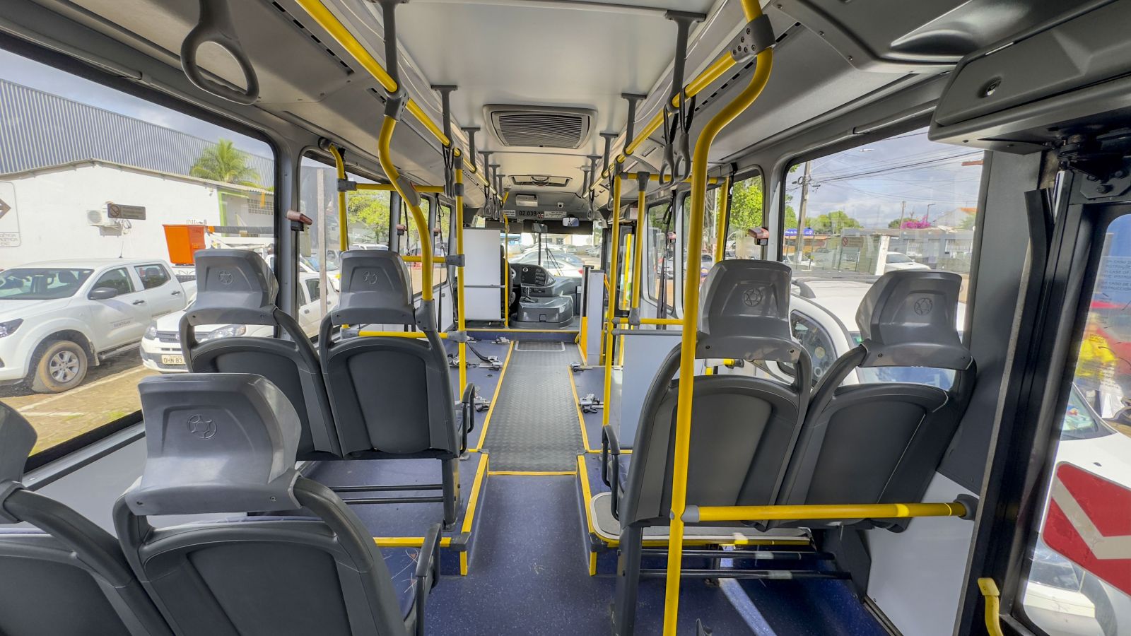 Cada micro-ônibus tem capacidade para transportar até cinco cadeirantes e oito acompanhantes