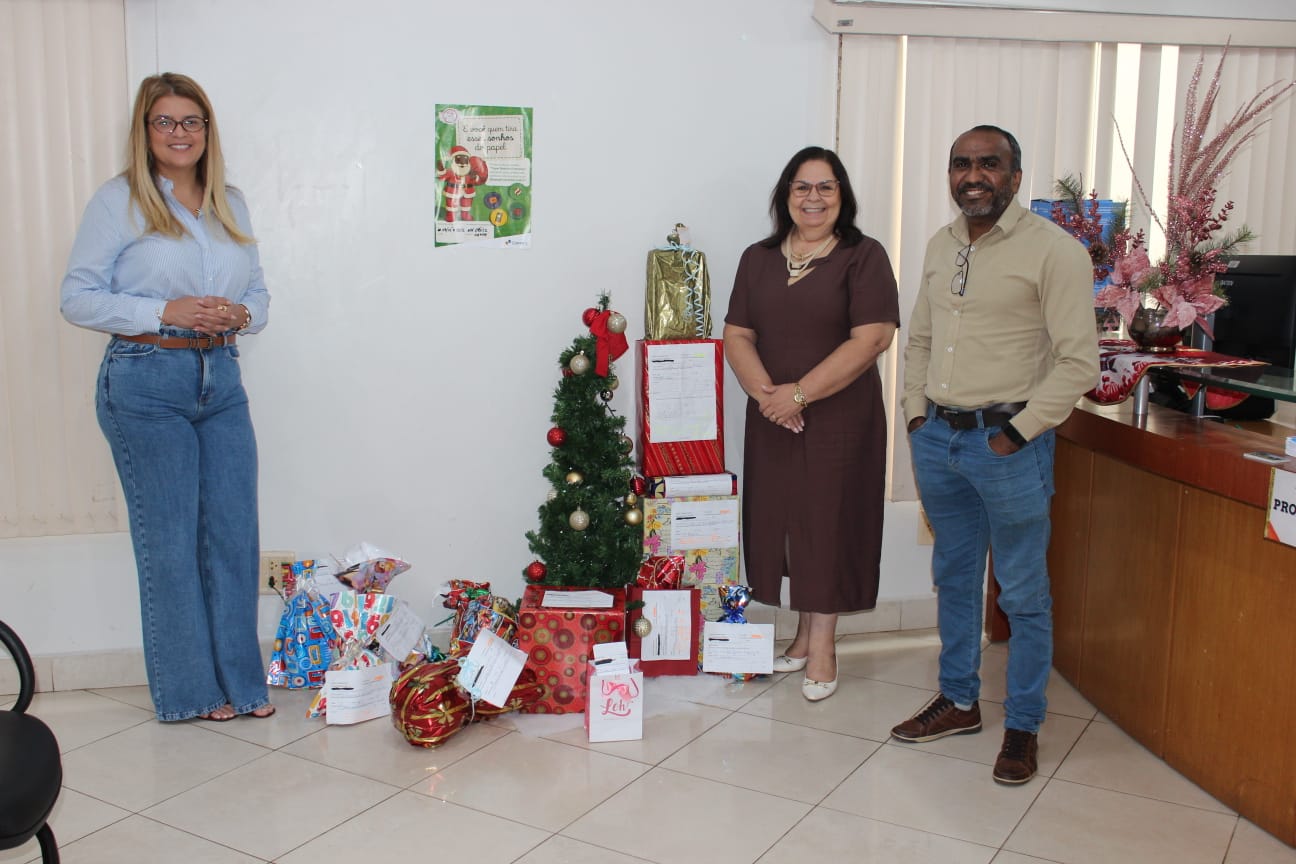 Servidores voluntários, encarregaram-se de comprar os presentes