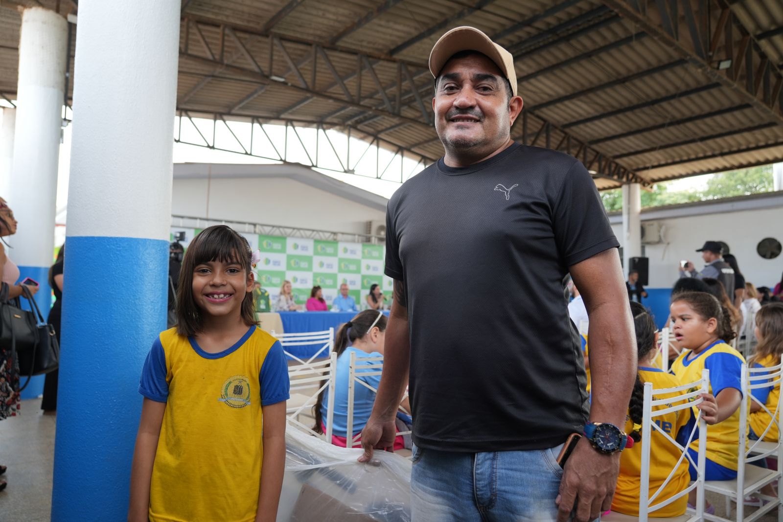 Pedro Monteiro acompanhou a filha Taila Monteiro, de nove anos, que também foi contemplada com uma bicicleta