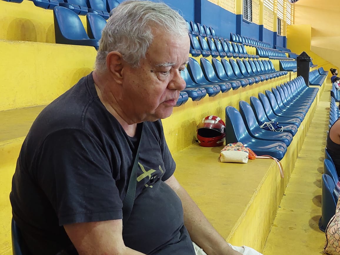 Pedro Queiroz aproveita o treino da neta para ler e descansar