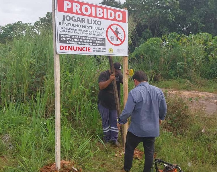Placas advertem que descarte irregular de lixo é crime, gera multas e pena de reclusão