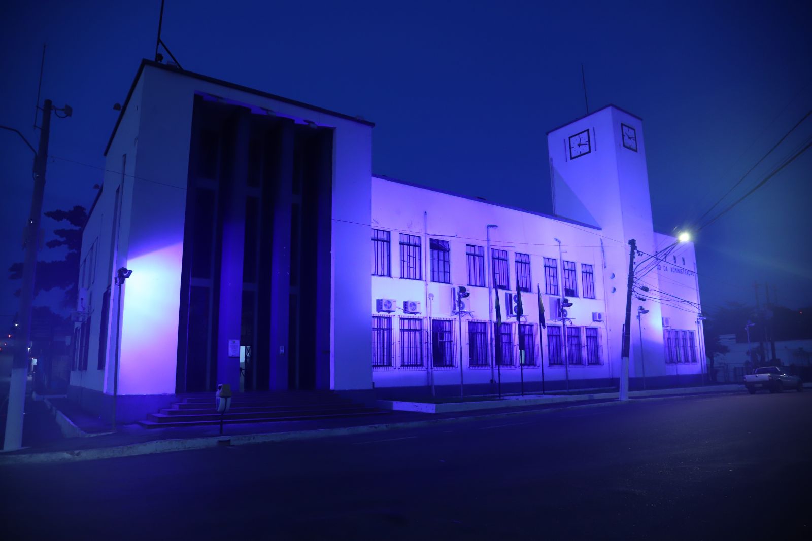 Emdur instalou 12 refletores de LED 300w na cor azul
